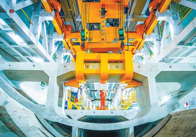 图为技术人员操纵遥控器,像搭积木一样拼装隧道全预制箱涵。刘福昌摄(人民视觉)